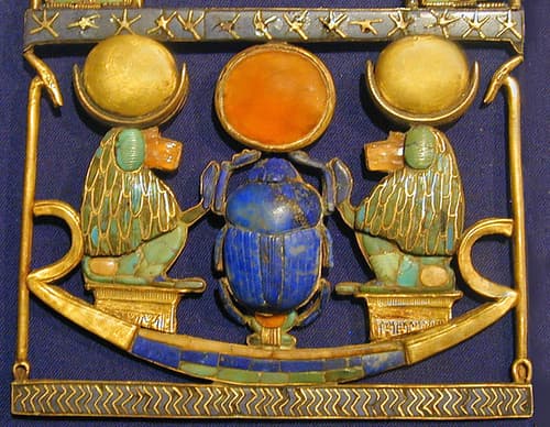 Pectoral aux cynocéphales, bijou de la tombe de Toutânkhamon (musée du Caire / Egypte)