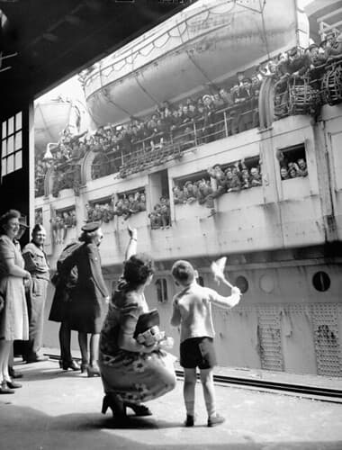 Relatives awaiting the arrival of Canadian soldiers from overseas aboard the troopship SS Ile de France, Halifax... / Familles attendant l’arrivée de soldats canadiens revenant d’outre-mer à bord du transport de troupes Île-de-France, Halifax...