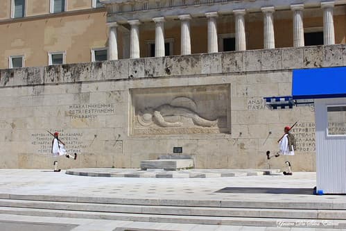Tombe du soldat inconnu, relève de la garde au parlement, Athènes, Grèce (2)