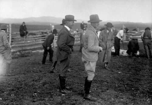 The Prince of Wales watching the branding of cattle at the Bar U Ranch near High River, Alberta... / Le prince de Galles observant le marquage du bétail, au ranch-Bar U, près de High River, en Alberta...
