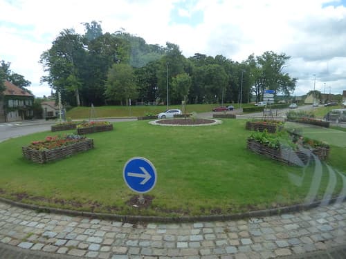 On the coach to Semur-en-Auxois - roundabout at Rue de Paris