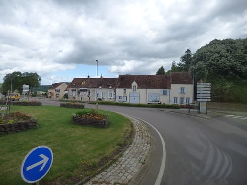On the coach to Semur-en-Auxois - roundabout at Rue de Paris - Restaurant La Tour Margot