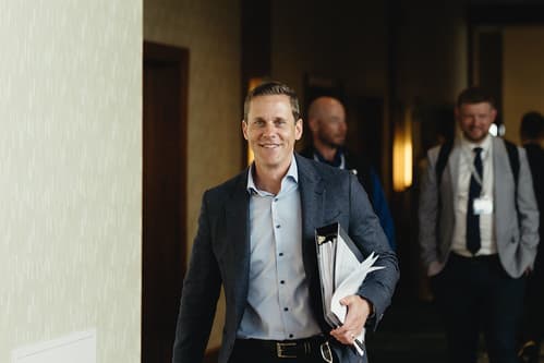Premier Lantz on the way to the meeting room / Le premier ministre Lantz se dirige vers la salle de réunion
