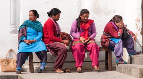 4 femmes assises