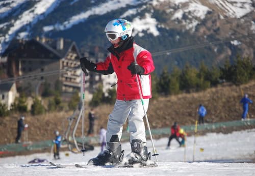 Niño aprendiendo a esquiar en Sextas, Formigal