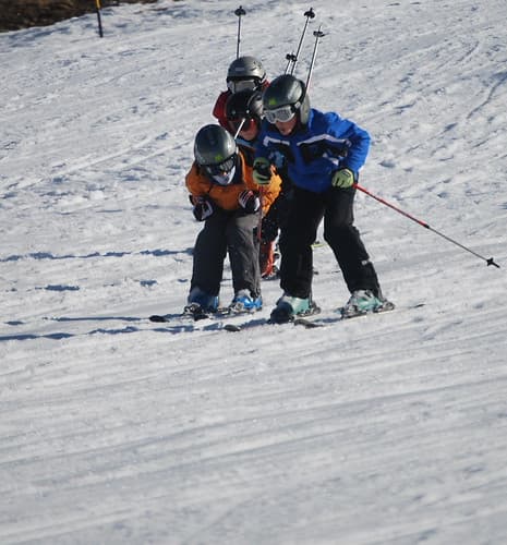 Grupo de esquiadores aprendices en Formigal