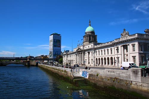Le long de la Liffey à Dublin 13
