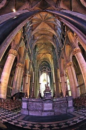 Une sacrée porte (cathedrale de Reims- France)