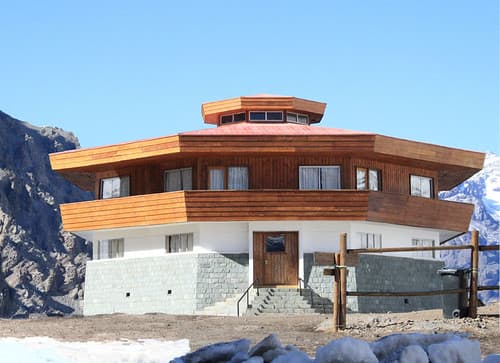 An octagonal ski lodge at Los Caracoles de Cuesta Juncal