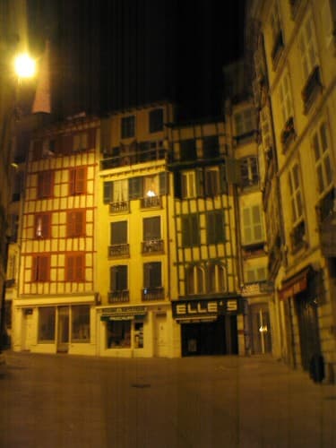 Bayonne de noche