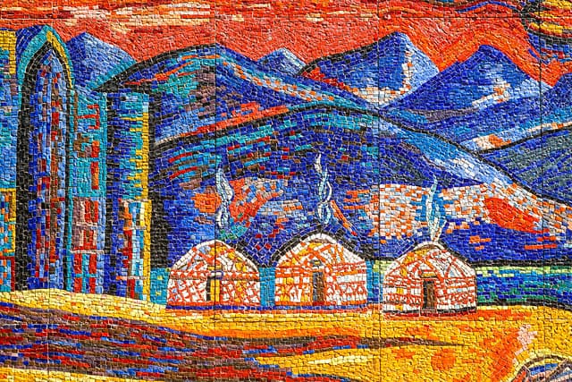 Biskeк et la vallée d'Issyk-Kul : randonnée en altitude et vie urbaine contraste