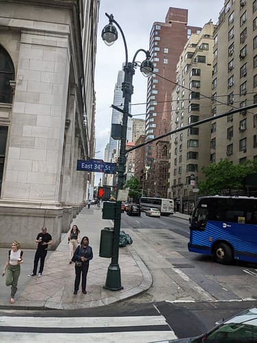CARREFOUR MADISON AVENUE ET 34EME RUE EST