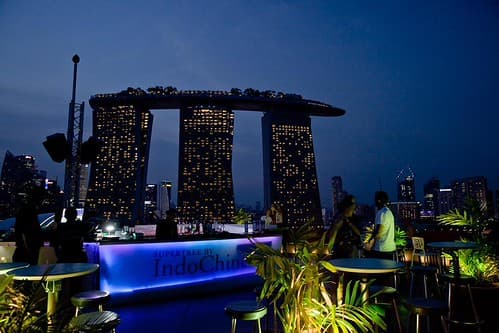 A Singapour on peut se retrouver le matin dans un temple hindouiste et le soir dans l’un des nombreux rooftop bars de la ville. Ici nous sommes au Supertree by Indochine situé en de l’un des arbres de Gardens by the bay avec vue sur l’hotel le plus célèb