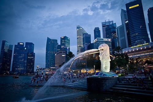 Le merlion, cette statue mi-lion, mi-poisson, est l’emblême de Singapour. On le trouve sur Marina bay, un lieu animé de jour comme de nuit. A l’heure bleue quand les lumières de la ville commencent à s’allumer et que les buildings se reflètent dans la ba