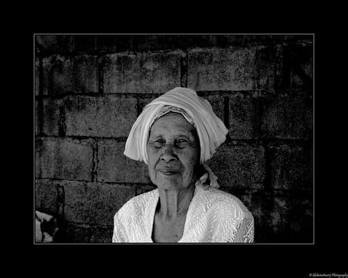 Portrait Vieille femme- Petit marché authentique-Typical small market Old Surabaya- Java- Indonésie- Indonesia
