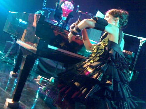 Check out that contraption on Emilie's arms :)