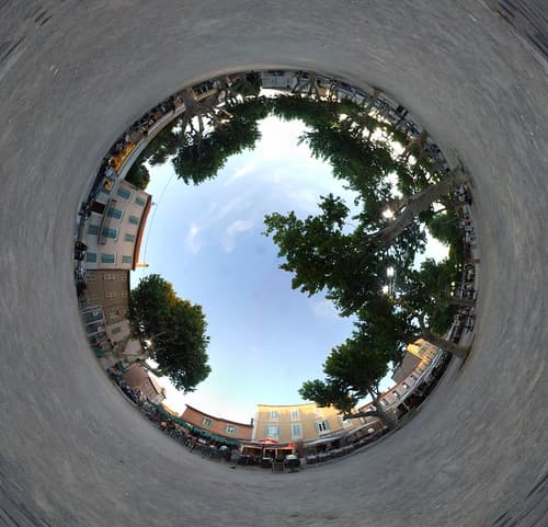 Saint Tropez Town Square Tube1