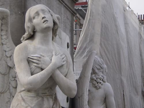 Angel sculpture, Martyrs' Square - Place des Martyrs - Martelaarsplaats 2