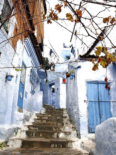 Ruelle montante à Chefchaouen