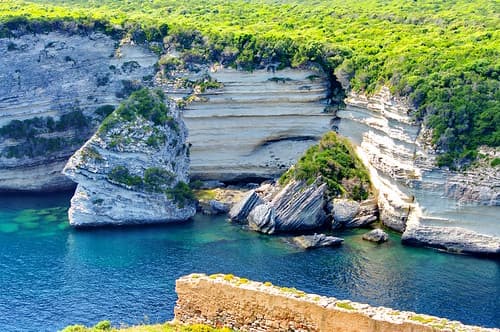 Corse du Sud, Bonifacio 141 la falaise tombe à l'entrée du port