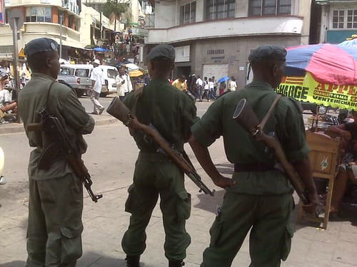 Calme apparent mais militaires armés