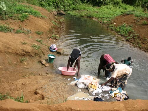 Women washing clothes_1529