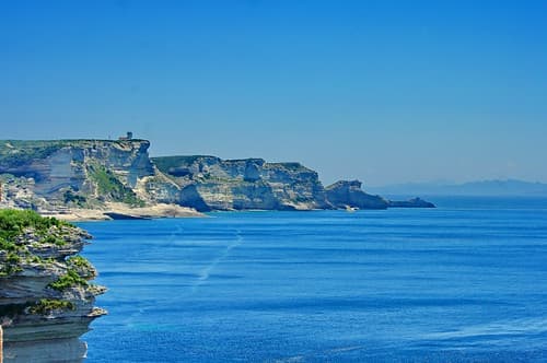 Corse du Sud, Bonifacio 39 les falaises à l'Est de la ville et la Sardaigne en face