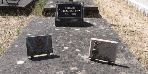 Tombe sans Dieu, mais avec oiseaux, morts ou vifs