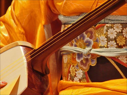 Fumie Hihara au shamisen (auditorium du musée Guimet)