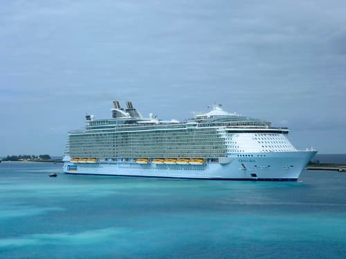 Oasis of the Seas ship-outside