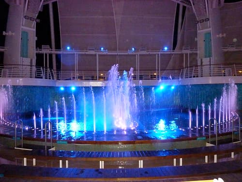 Oasis of the Seas ship-aquashow