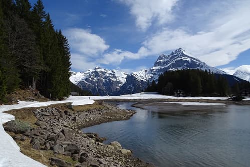 Arnisee mit den Windgällen im Hintergrund