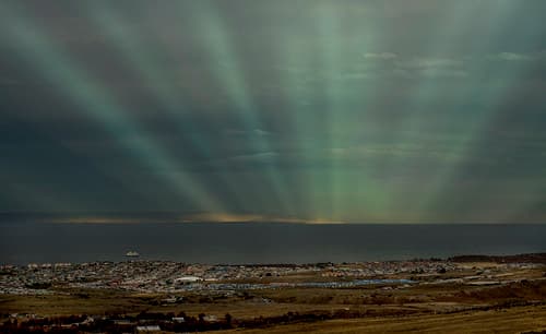 atardecer luces cuaticas desde Tierra del Fuego. Rayos Anticrepusculares