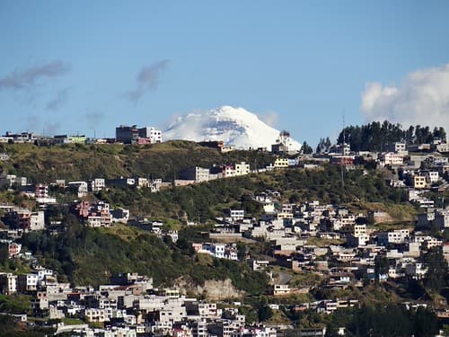 Quito sur fond de Cotopaxi - Capital de l'Équateur