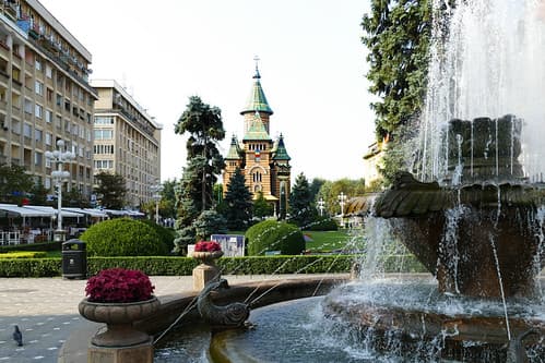Timisoara: Piata Victoriei, Fântână arteziană si Catedrala mitropolitana