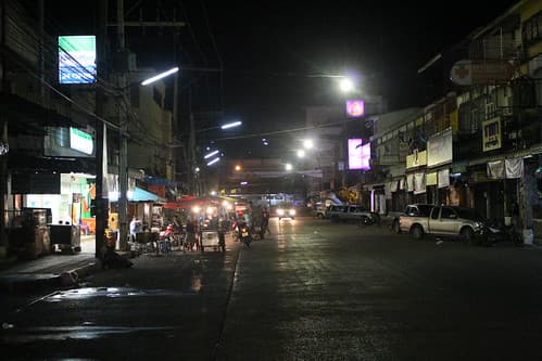 Surat Thani : scène de rue nocturne