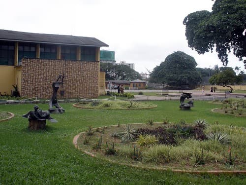 Garden in front of a museum