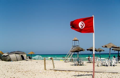Drapeau tunisien sur la plage de Bekalta