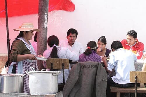 Repas de commerçants dans la rue