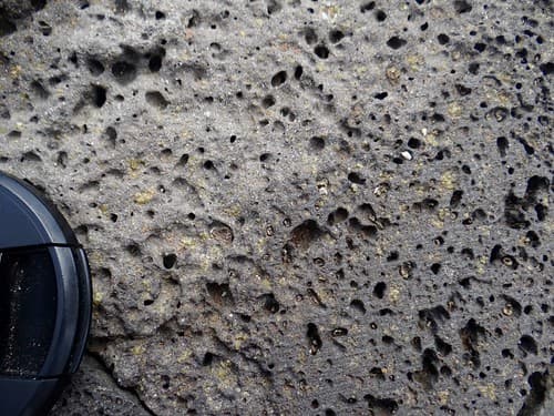Détail d'une dalle à picrite, basalte à olivine - Jetée de Puerto Baquerizo Moreno à San Cristobal, Galapagos