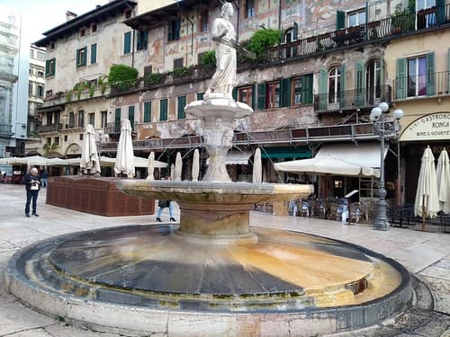 UNE FONTAINE
