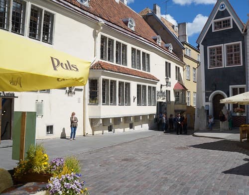 Tallinn  la Pharmacie Raeapteek