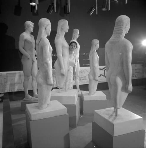 Woman examining Greek sculptures inside the Greece Pavilion at Expo 67, Montréal / Femme examinant des sculptures grecques dans le pavillon de la Grèce à Expo 67 (Montréal)