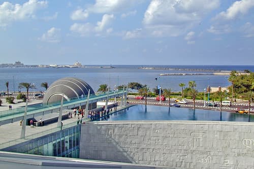 La baie d'Alexandrie vue depuis la "Biblioteca Alexandrina" (Égypte)