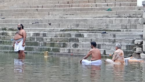 Rituels dans le Gange (Varanasi, Inde)