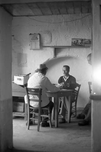 Ρόδος, παίξιμο χαρτιών σε καφενείο (Rhodes, playing cards in a cafe).