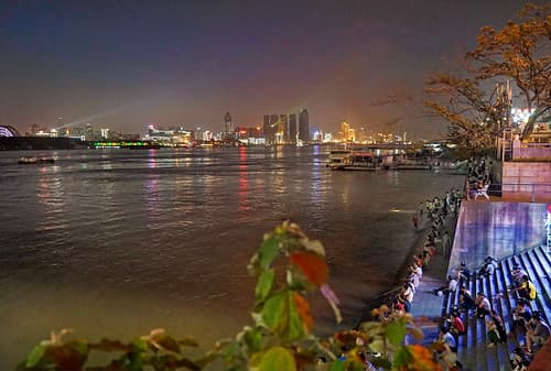 Au bord du Yangzi Jiang le soir (Wuhan, Chine)