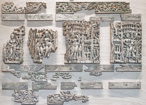 Plaques d'ivoire indien sculpté du trésor de Begrâm (musée Guimet, Paris)