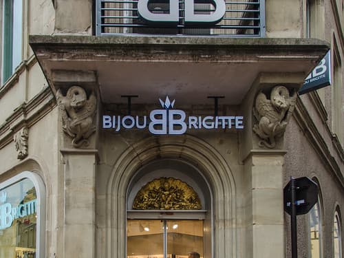 Ancienne "Pharmacie du Soleil" du Putto et ses chimères
