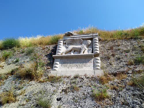 UN LION AILÉ